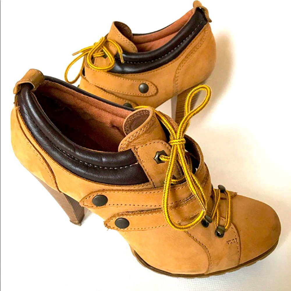 90s Lace Up Timberland Style Edgy Ankle Boots in Tan sized 6.5